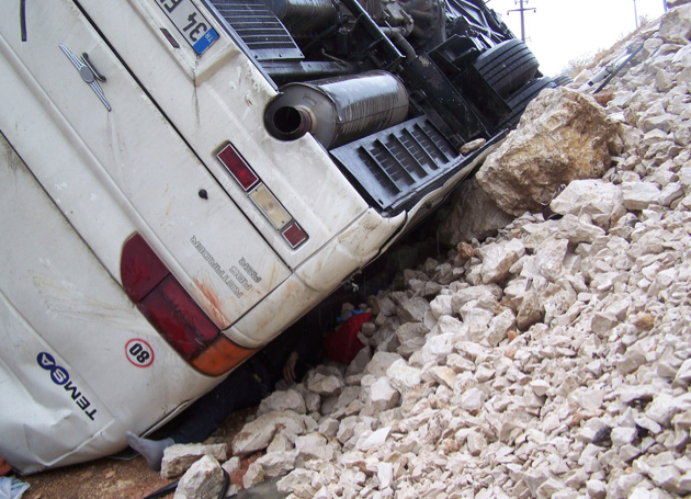 Futbolcu otobüsü uçuruma yuvarlandı - Resim: 4