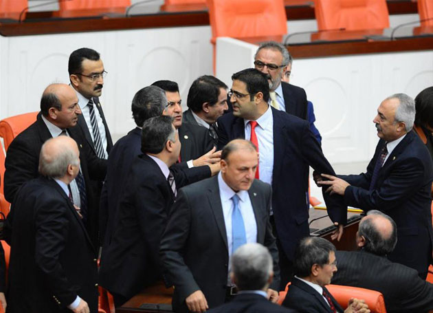 Meclis'te yumruk yumruğa kavga - Resim: 4