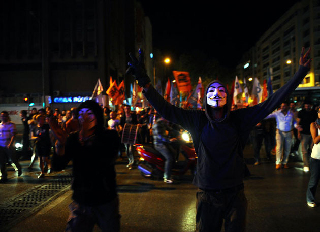 İzmir'de izinsiz yürüyüşe polis müdahalesi - Resim: 3