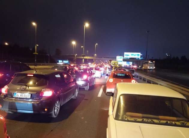 Metrobüs ile minibüs kafa kafaya çarpıştı - Resim: 3