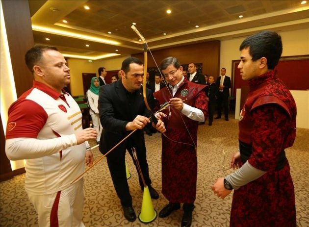 Davutoğlu okçuluktaki hünerlerini sergiledi - Resim: 2