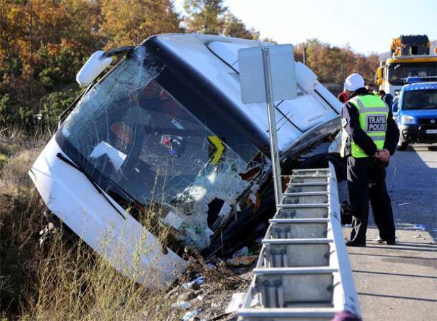 Eskişehir'de öğrencileri taşıyan otobüs devrildi - Resim: 1