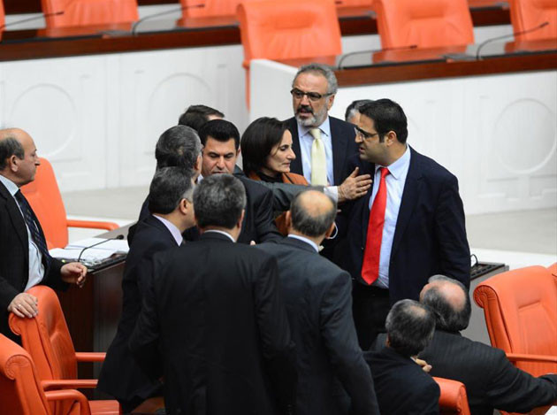 Meclis'te yumruk yumruğa kavga - Resim: 2