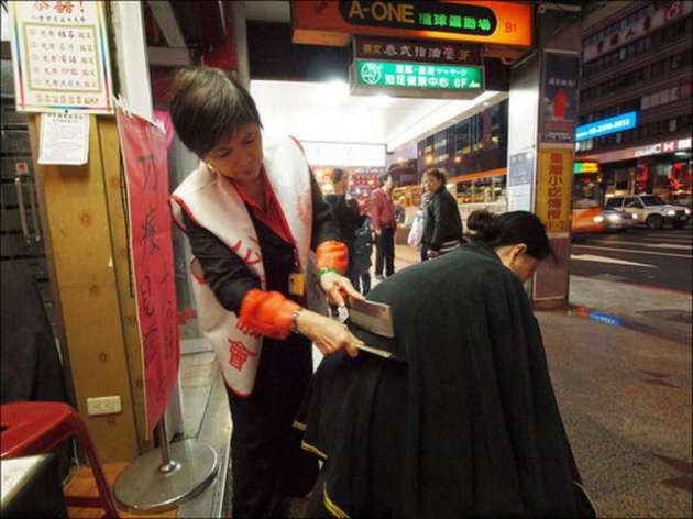 Satırla tedavi ediyorlar, idrar içip sağlıklı kalıyorlar! - Resim: 1