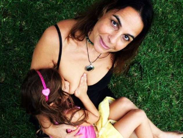 7 yaşındaki kızını hala emziriyor - Resim: 1