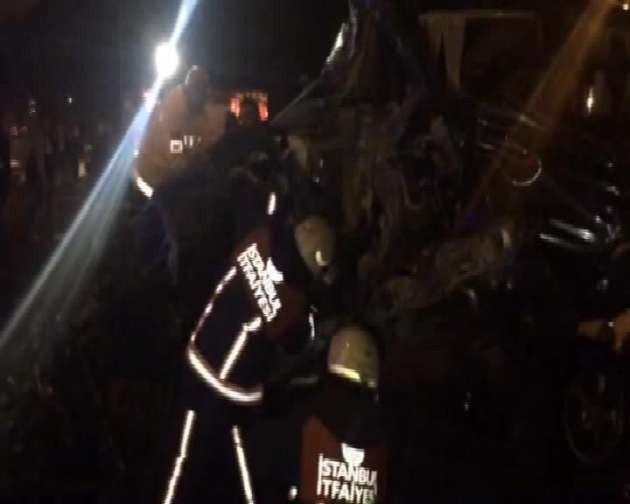 Metrobüs ile minibüs kafa kafaya çarpıştı - Resim: 1