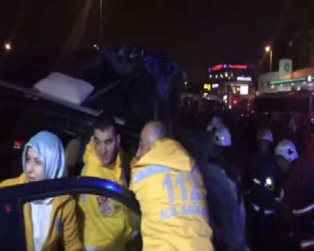 Metrobüs ile minibüs kafa kafaya çarpıştı - Resim: 2