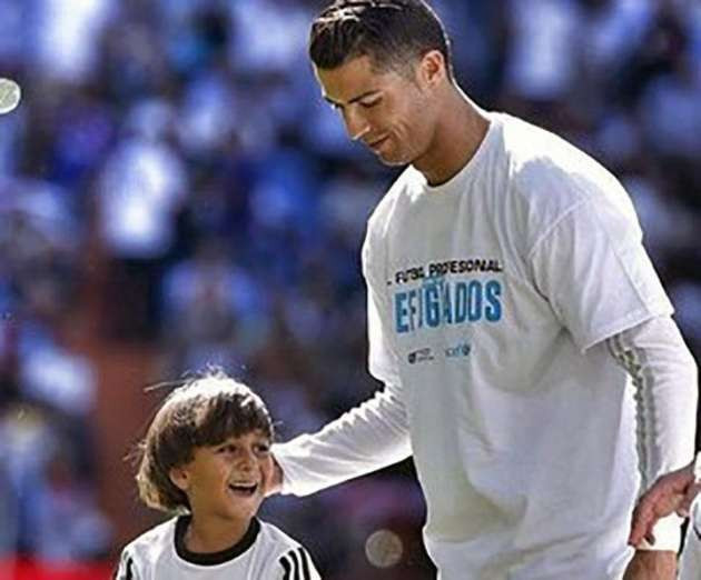 Ronaldo sahaya mülteci çocukla çıktı - Resim: 1