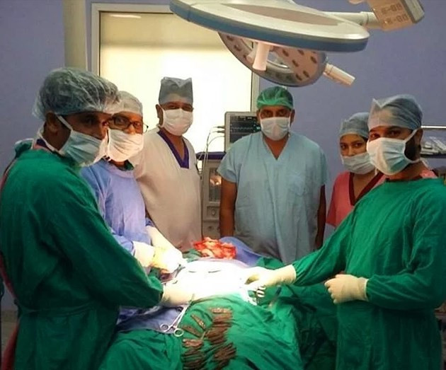 Midesinden 40 adet bıçak çıkartıldı! - Resim: 1