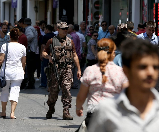 İstiklal Caddesi’nde onu görenler şaşırdı! Elinde silahla... - Resim: 1