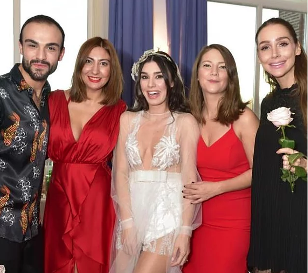 Eşinin yarı çıplak gelinliğine tepki gösterdi! Sinan Akçıl'ın yorumu olay oldu - Resim: 2