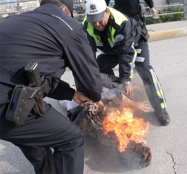 Dayaktan bıkan kadın kendini yaktı - Resim: 1