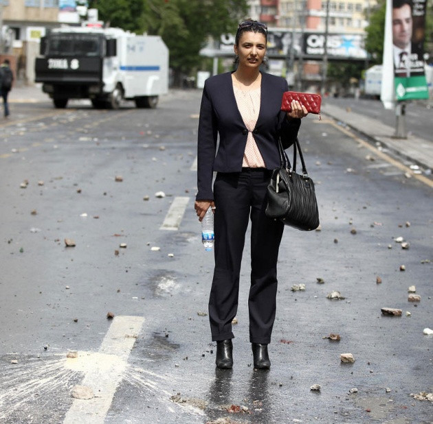 TOMA'nın önüne dikilen kadının sonuna bakın! - Resim: 2