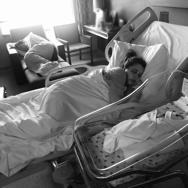 Hande Erçel yeğeninin göbek bağını kesti Murat Dalkılıç da yalnız bırakmadı - Resim: 2