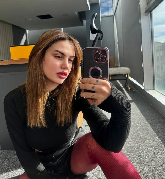 Müstehcen pozlarıyla çok konuşulmuştu! Ece Ronay'ın aylık geliri ne kadar? Dudak uçuklatan miktarlar... - Resim: 4