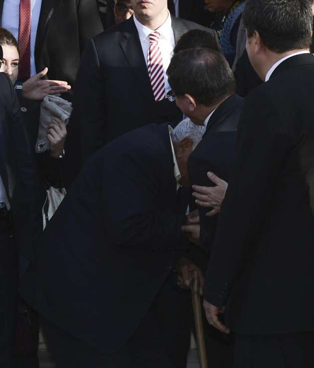 Tunceli'de ilginç el öpme diyaloğu - Resim: 1