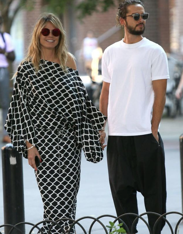 17 yaş küçük sevgilisiyle sokak ortasında öpüştü - Resim: 1