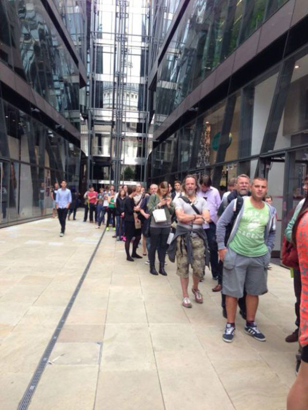 Böcek yemek için sıraya girdiler! - Resim: 1