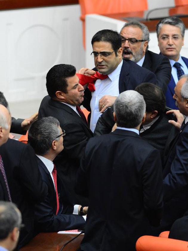 Meclis'te yumruk yumruğa kavga - Resim: 3