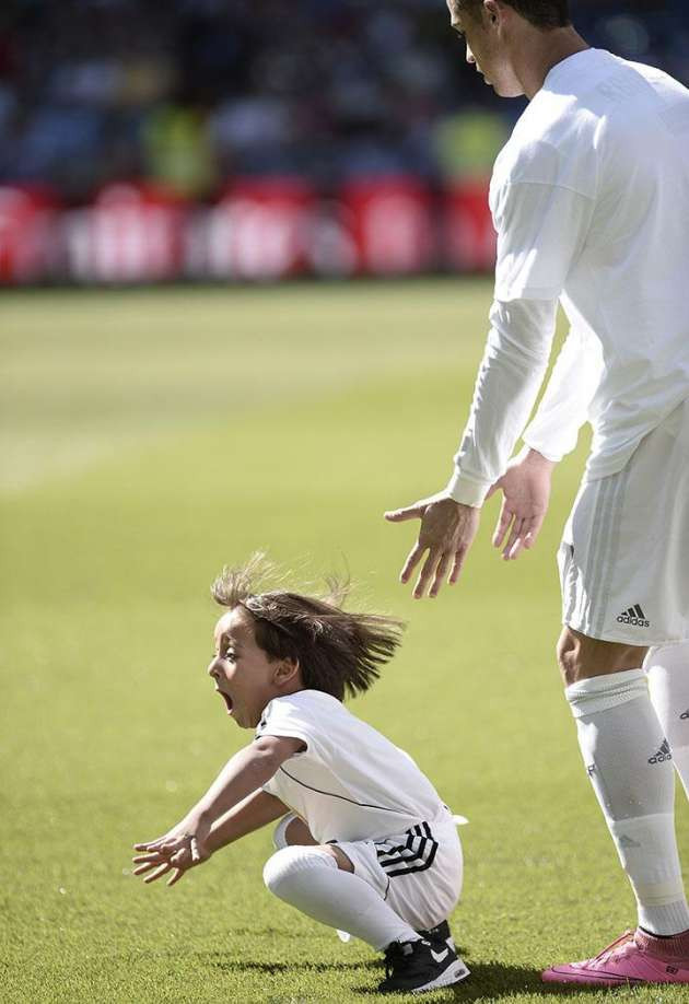 Ronaldo sahaya mülteci çocukla çıktı - Resim: 3