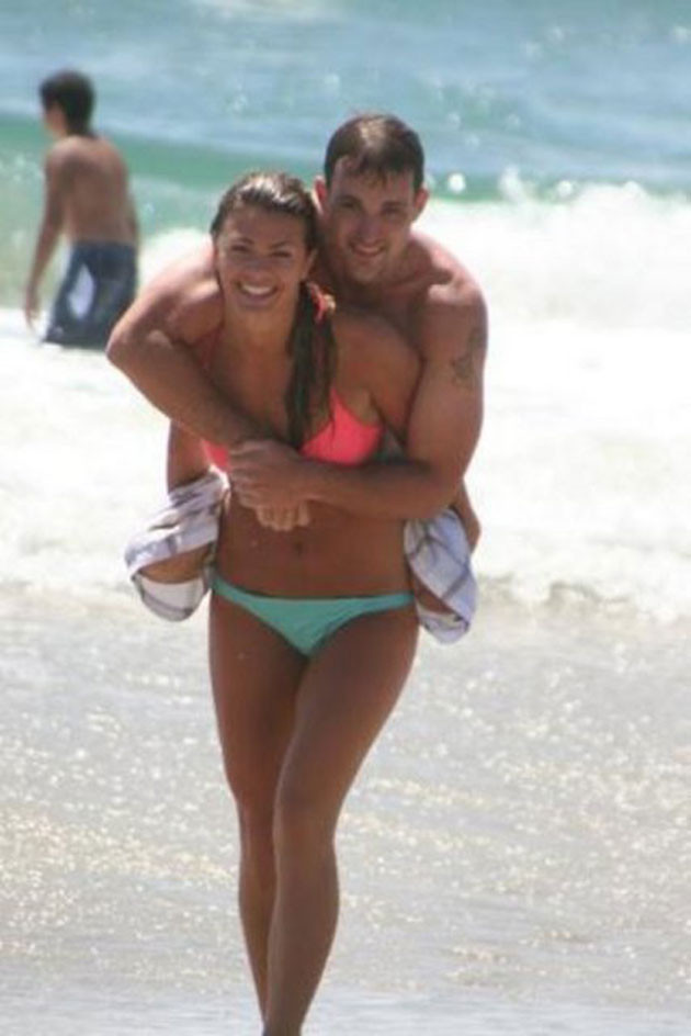 Kocasını sırtında taşıyor - Resim: 3