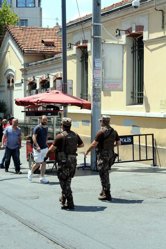 İstiklal Caddesi’nde onu görenler şaşırdı! Elinde silahla... - Resim: 3