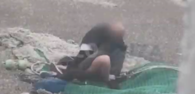 Gündüz gözüyle sokak ortasında ilişkiye girdiler çevredekiler alkışladı rezalet - Resim: 2