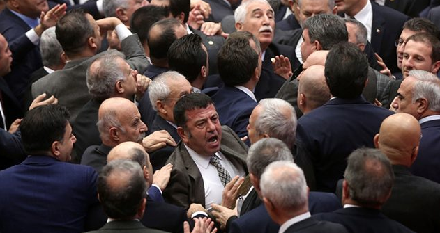 AK Partili ve CHP'li vekillerin kavgası! Meclis karıştı küfürler havada uçuştu - Resim: 1