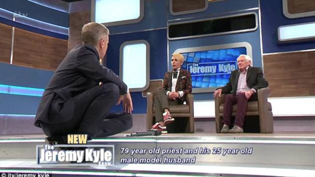 79 yaşındaki papaz 24 yaşında adamla evlendi böylesi görülmedi - Resim: 3