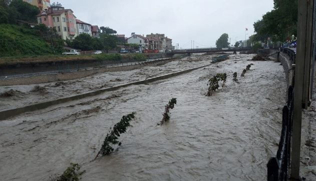 Karadeniz'i şiddetli sağanak vurdu! Köprüler yıkıldı, evleri su bastı AFAD 'üst katlara çıkın' dedi - Resim: 1