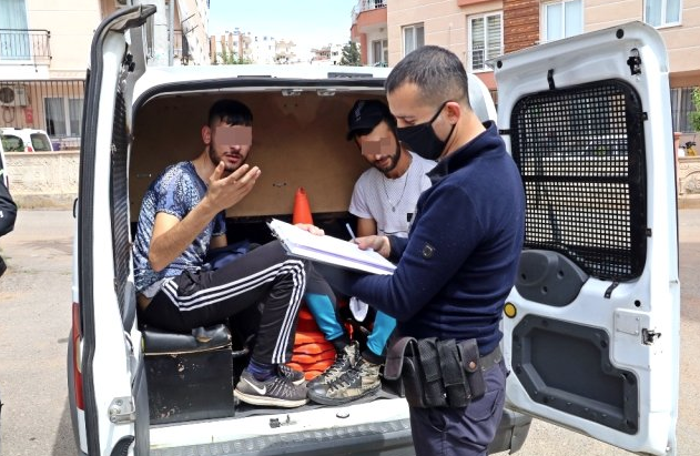 Türk bayraklı arabayla polisi peşinden sürükleyen gençlere ceza yağdı - Resim: 0