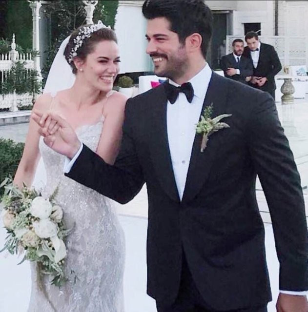 Fahriye Evcen'in 3 gelinlik giymesinin nedeni para mı? - Resim: 2