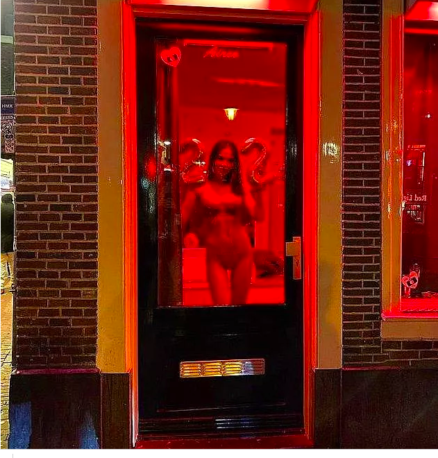 Merve Taşkın Amsterdam seks müzesindeki pozları başını yaktı - Resim: 1