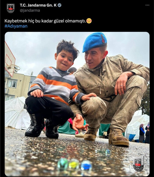 Mehmetçik, Adıyaman'da afetzede çocukla misket oynadı - Resim: 0