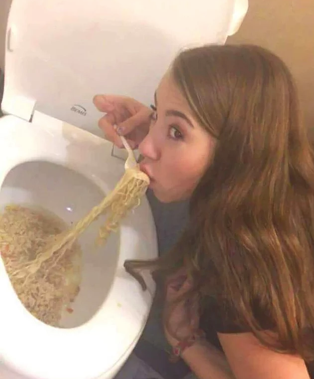Tüm makarnayı tuvalete döktü sonra yedi bu midesizliği paylaştı - Resim: 1