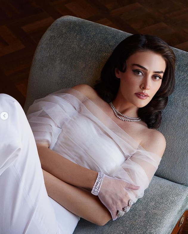 Esra Bilgiç'in galada zor anları! Derin yırtmaçlı elbisesi yırtıldı - Resim: 1