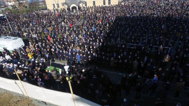 Koronavirüsten hayatını kaybeden Nuri Genç'in cenazesine binlerce kişi katıldı - Resim: 1