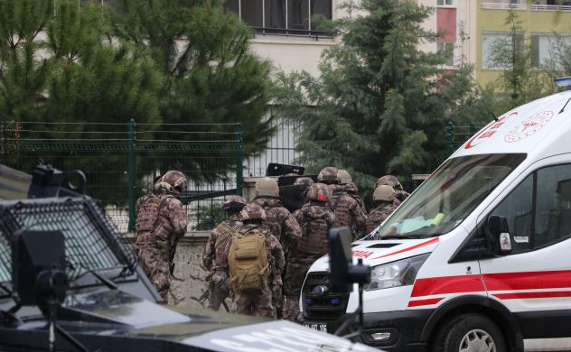 Diyarbakır'da silahlı saldırgan, 4 kişilik aileyi rehin aldı! Evden 2'si yaralı 5 kişi çıkarıldı - Resim: 4