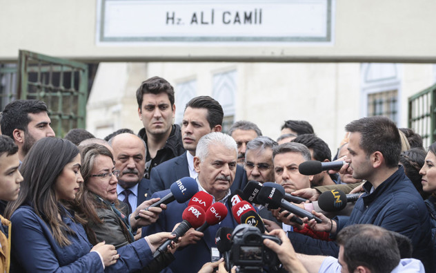 Binali Yıldırım'dan sanatçılarla ilgili yorum: Taraf tutmak kariyerine fayda sağlamaz - Resim: 1