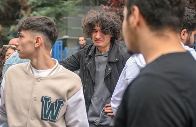 Muharrem İnce 'adaylıktan çekiliyorum' dedi, Memleket Partisi önünde hüngür hüngür ağladılar - Resim: 0