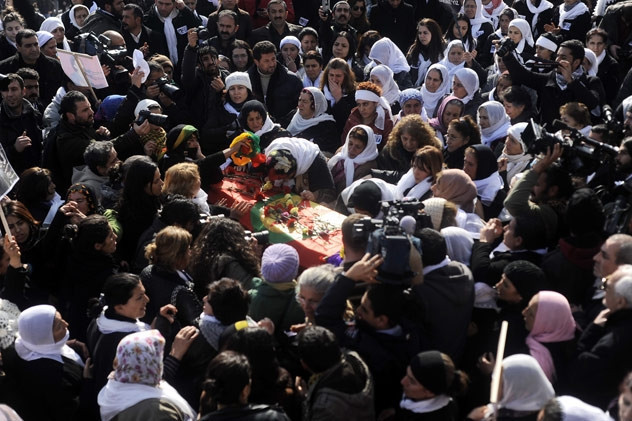 Sakine Cansız'ın cenazesinde ağlayan siyasetçi - Resim: 1