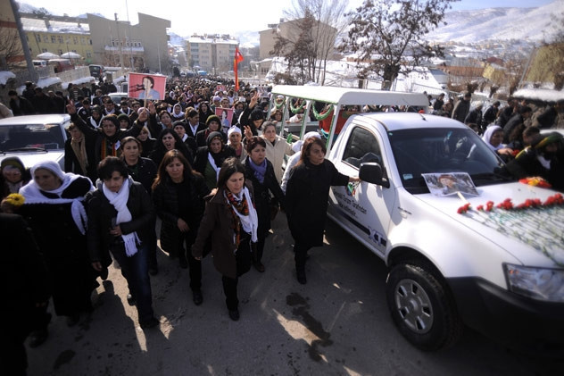Sakine Cansız'ın cenazesinde ağlayan siyasetçi - Resim: 2