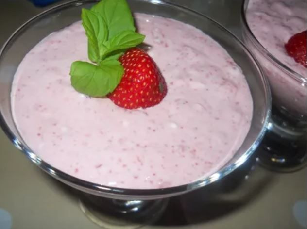 Düşük kalorili çilekli yoğurt tatlı krizine birebir! - Resim: 2