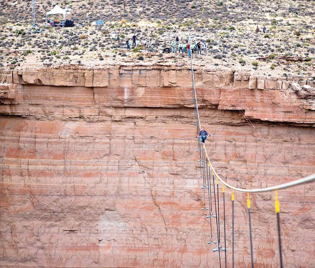 Çılgın cambaz ölüme meydan okudu - Resim: 1