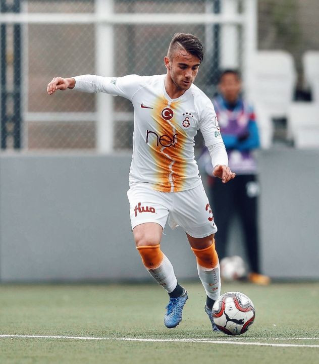 Galatasaray'ın yıldızı açtı ağzını yumdu gözünü: "Dönerci bile benden daha çok kazanıyor" - Resim: 4