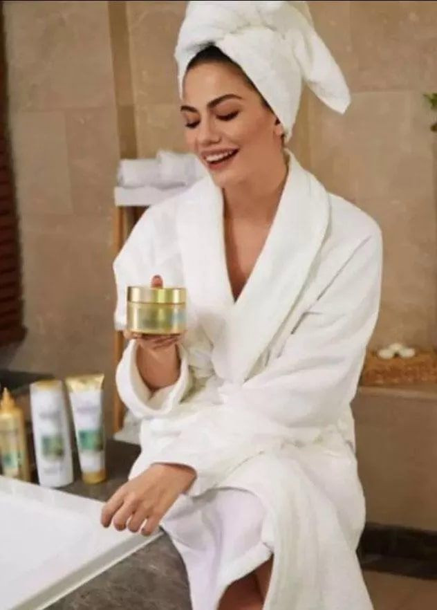 Demet Özdemir bornozlu paylaşıyla olay Doğduğun Ev Kaderindir oyuncusu - Resim: 3