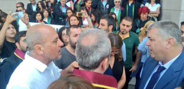 Çağlayan Adliyesi önünde avukatların kayyım protestosu ortalık karıştı - Resim: 1