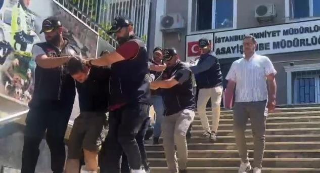 "Polisim" diyen dolandırıcıya servetini kaptırdı! 38 burma bilezik, 12 altın zincir ve binlerce Euro uçtu gitti - Resim: 1