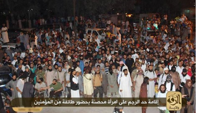 IŞİD militanları genç kadını taşlayarak öldürdü! - Resim: 2