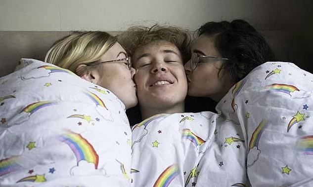 3 birbirinin sevgilisi bir ilişkiyi yaşıyorlar dördüncüyü arıyorlar - Resim: 1